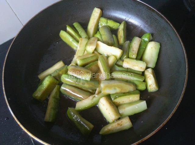 煎至茄子变软捞出备用。