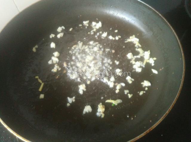 锅里下姜蒜爆香。