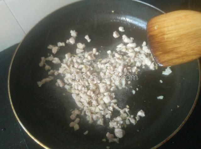 下肉末翻炒。