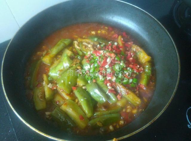 加少许白糖（一点点就好，提鲜用，不能吃出糖味）、料酒，下青红椒，再加一碗水煮开，加少许鸡精。