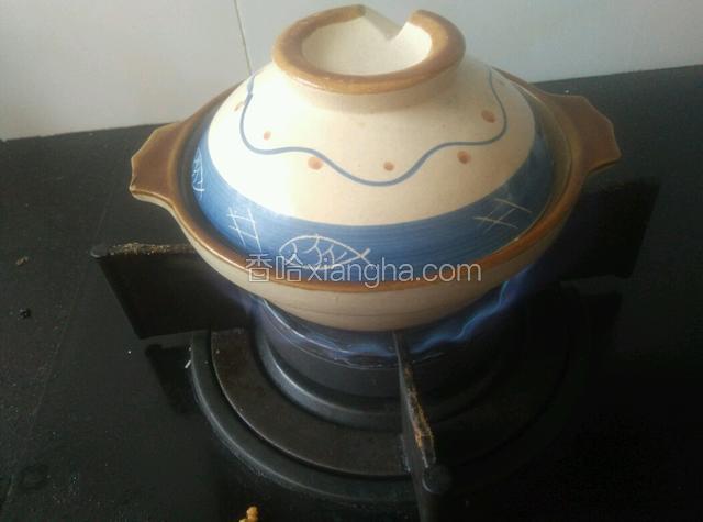 把茄子倒入砂锅小火焖2分钟即可。