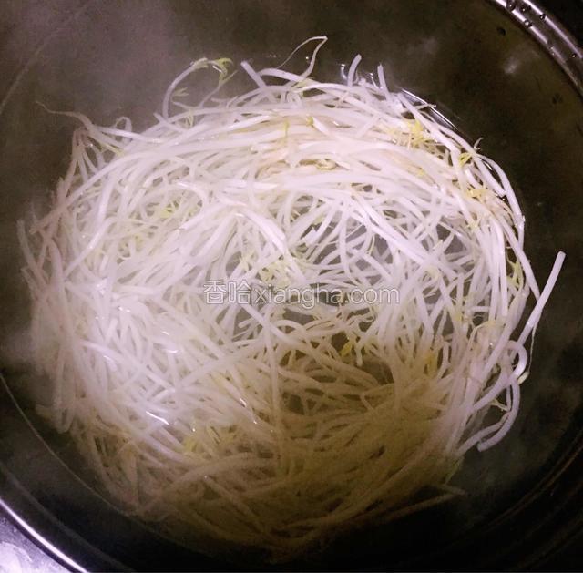 豆芽放入沸水中汆烫一下