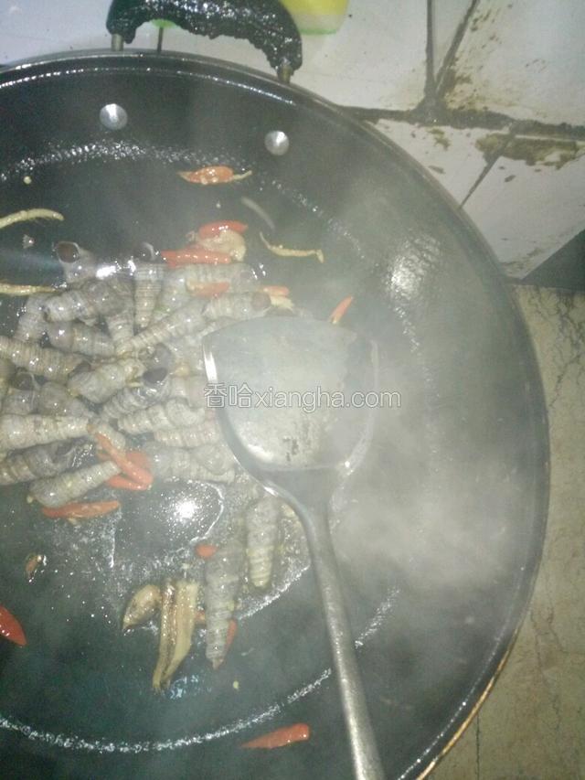 生抽调味，倒入清水，没过钉螺。烧到水沸腾，并且留点汤汁，便于吸出钉螺