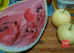 鲜榨西瓜雪梨汁的做法图解1