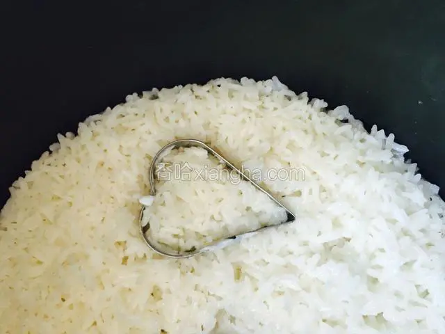 焖好的米饭用模型扣出来。