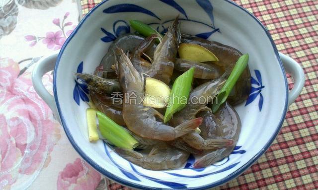 放葱姜，盐，胡椒粉，料酒腌制１０分钟