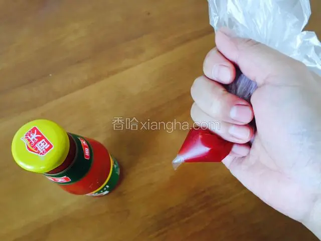 把番茄沙司涂在米饭一周。