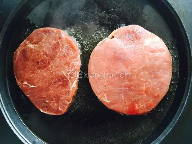 电饼铛内放黄油化开，放入牛排煎制，一面六分钟左右，七分熟。