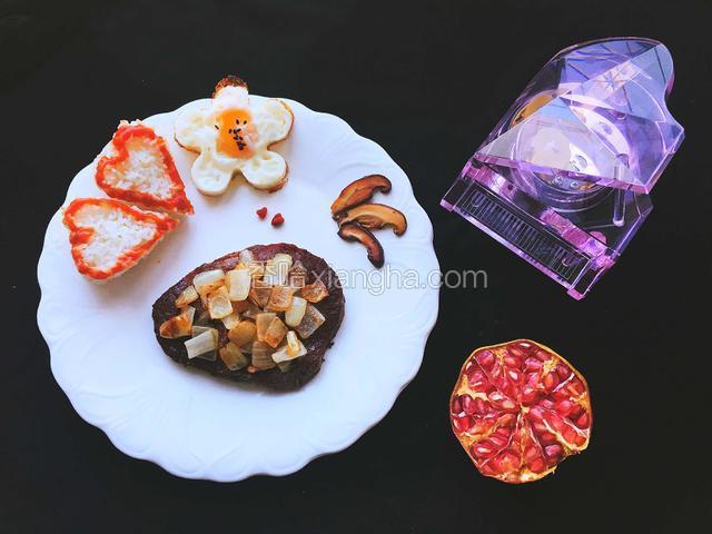 摆盘二，牛排上撒满圆葱，香菇片摆好，心形米饭和花型鸡蛋按喜欢的位置摆放即可。