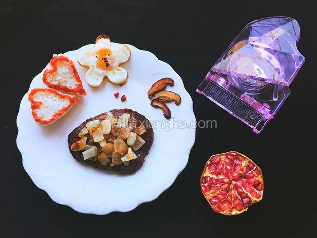 摆盘二，牛排上撒满圆葱，香菇片摆好，心形米饭和花型鸡蛋按喜欢的位置摆放即可。