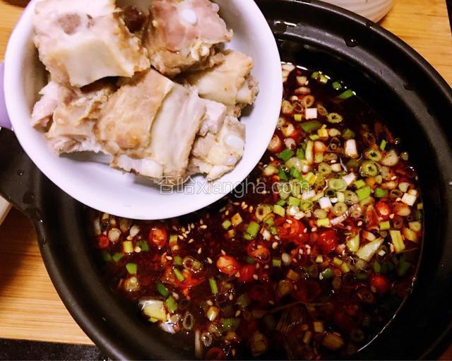 加入排骨在汤中