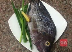 葱烧罗非鱼的做法图解1