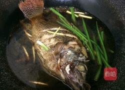 葱烧罗非鱼的做法图解5