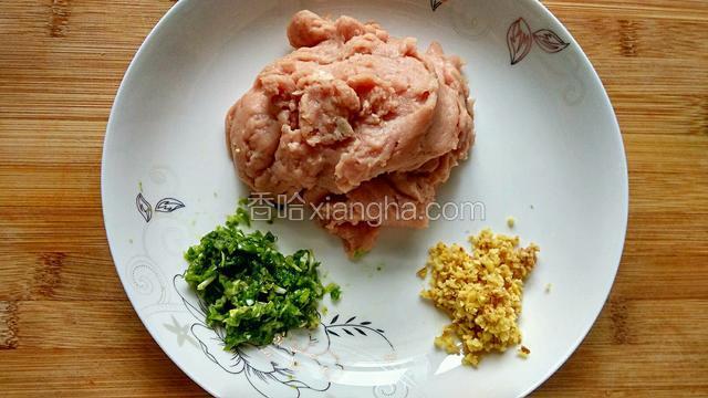 肉泥里加入葱姜末，再放入辅料里剩余的所有的调味料，搅拌均匀。