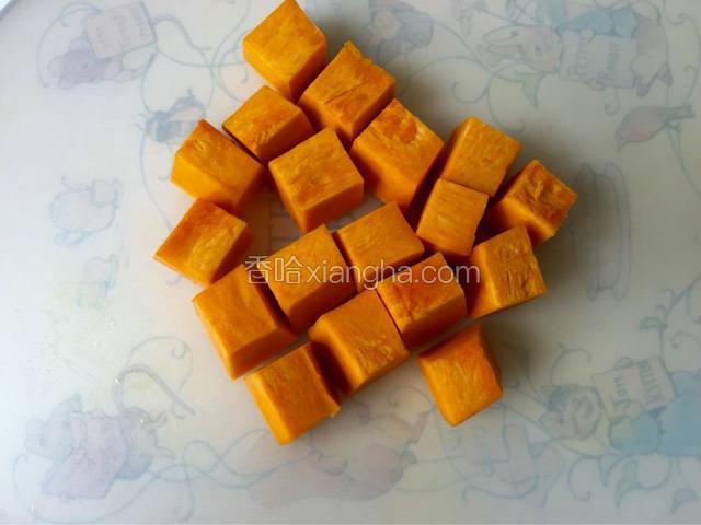 南瓜去皮去籽洗净，切成均匀的方块。