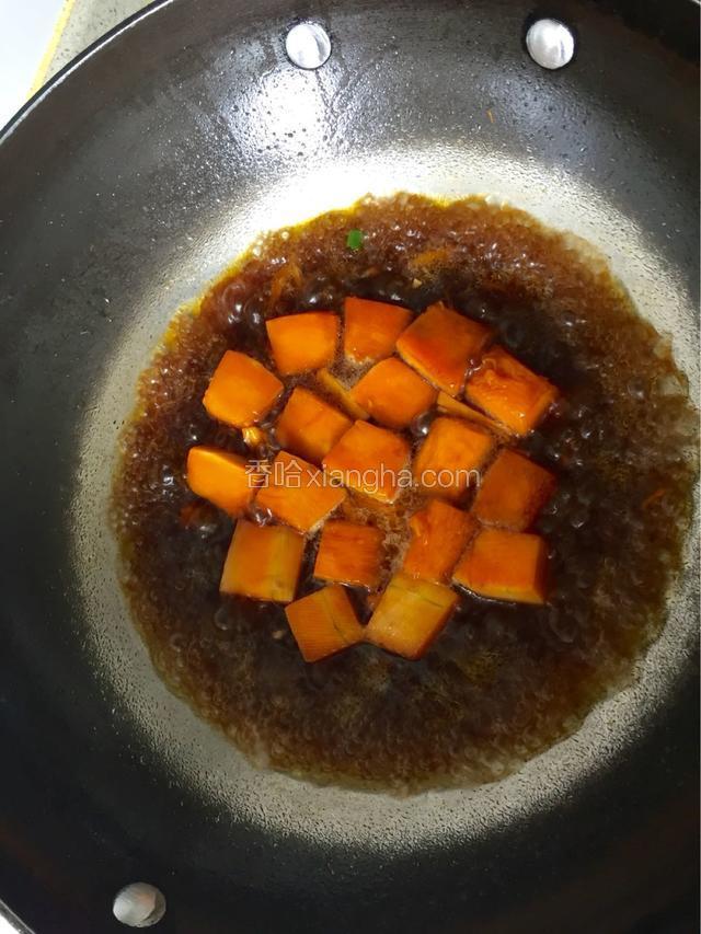 加入适量清水，盖上锅盖焖煮5分钟左右。