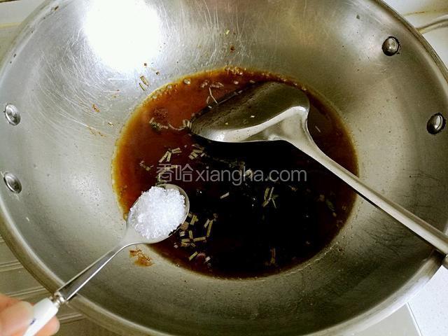 加入老抽和白砂糖。