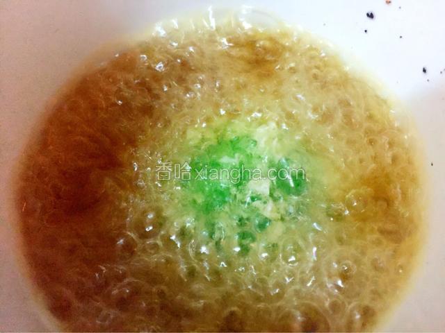 锅中热油（我用的小奶锅一次炸制一个比较省油）油热加入饭团炸制表面变硬饭团浮起即可