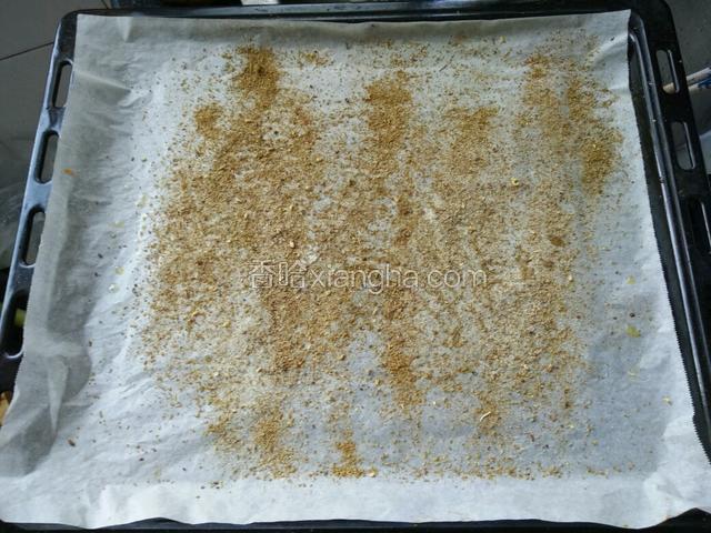 烤箱230度预热，10分钟，烤盘中垫入一个油纸，撒上所有的调料。