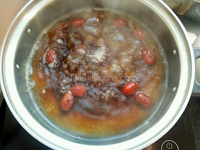 水烧开后加入红糖转换成小火熬10分钟