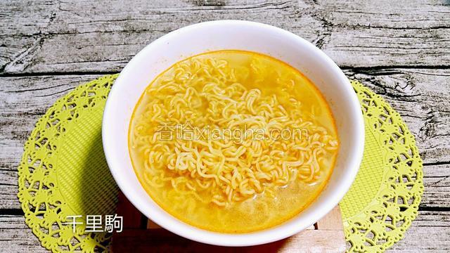 将汤倒入公仔面里