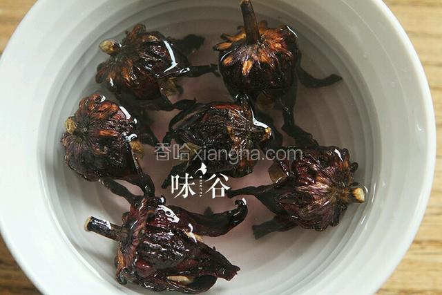 洛神花放入冷水中稍浸泡2分钟，清洗干净；