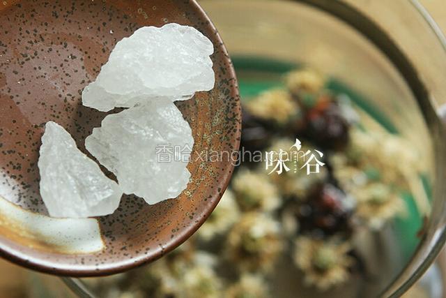 根据个人口味加入冰糖；盖上茶壶盖子，焖10分钟，搅匀即可。