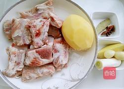 土豆炖排骨的做法图解1