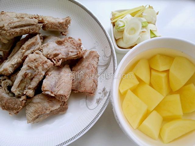 土豆切滚刀块，葱姜蒜切下图样