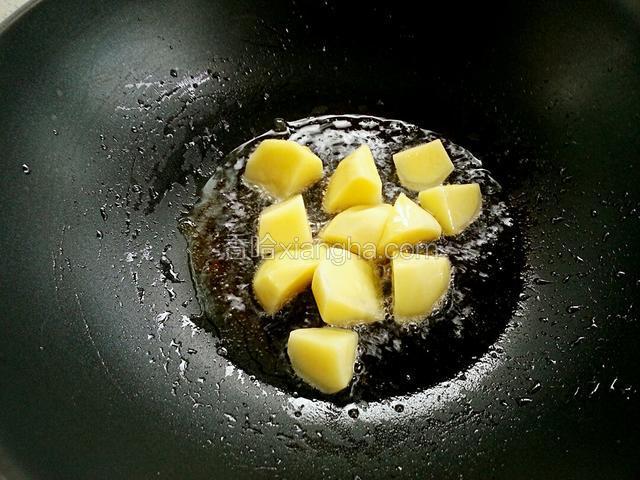 锅里放油，油温六成热下土豆