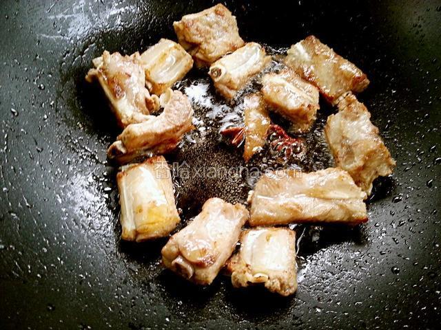 放入大料和香叶