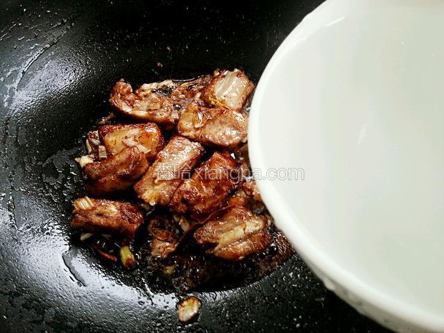 加入开水，和猪小排持平即可