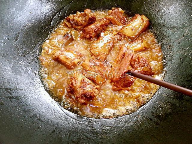 用筷子轻易扎透肉时