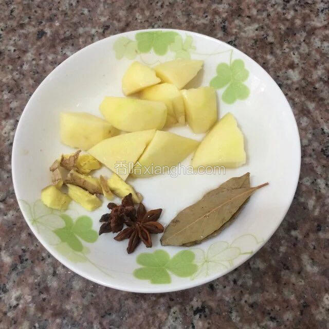 土豆去皮切小块，准备好配料，土豆、土豆用清水浸泡一会以免变黑。