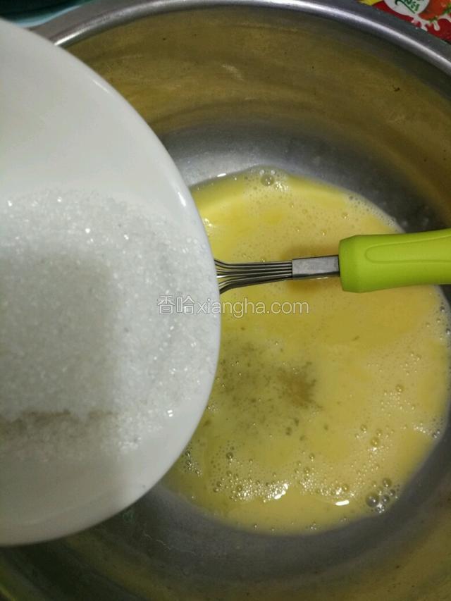 鸡蛋磕碗里，打散加入白糖，白糖分几次加入，每次都使糖融化再加