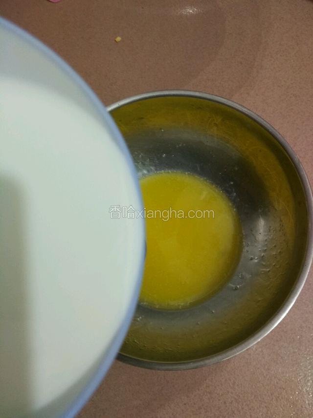 黄油隔水蒸融化加入牛奶拌匀