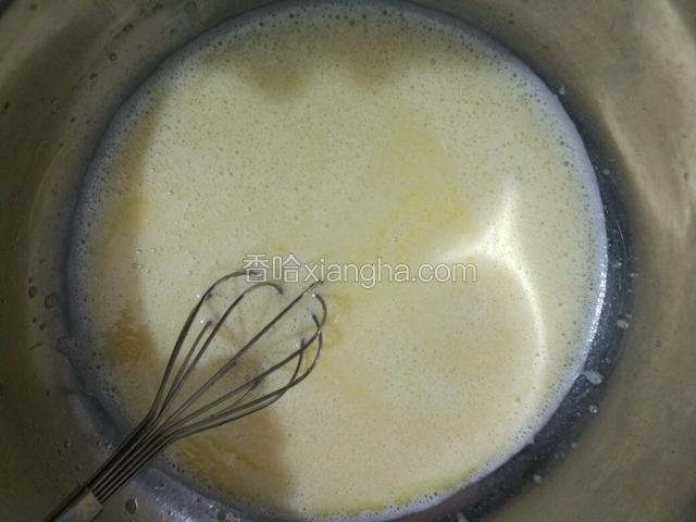 再把牛奶液加到蛋液里搅拌均匀