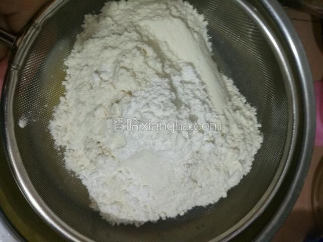 面粉和泡打粉混合过筛加到蛋液里