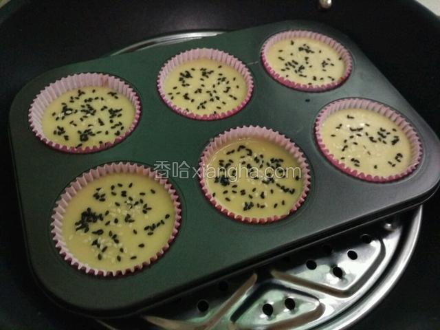 上锅水烧开放入，放入马拉糕盖上锅盖蒸15分钟，关火焖5分钟再揭盖