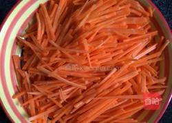 红萝卜炒饭的做法图解1