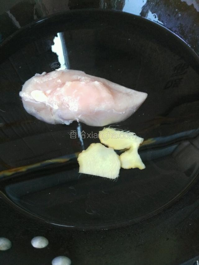 鸡肉冷水下锅，加入姜片姜片