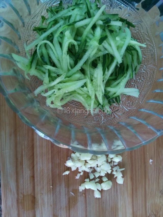 黄瓜擦丝，大蒜切粒