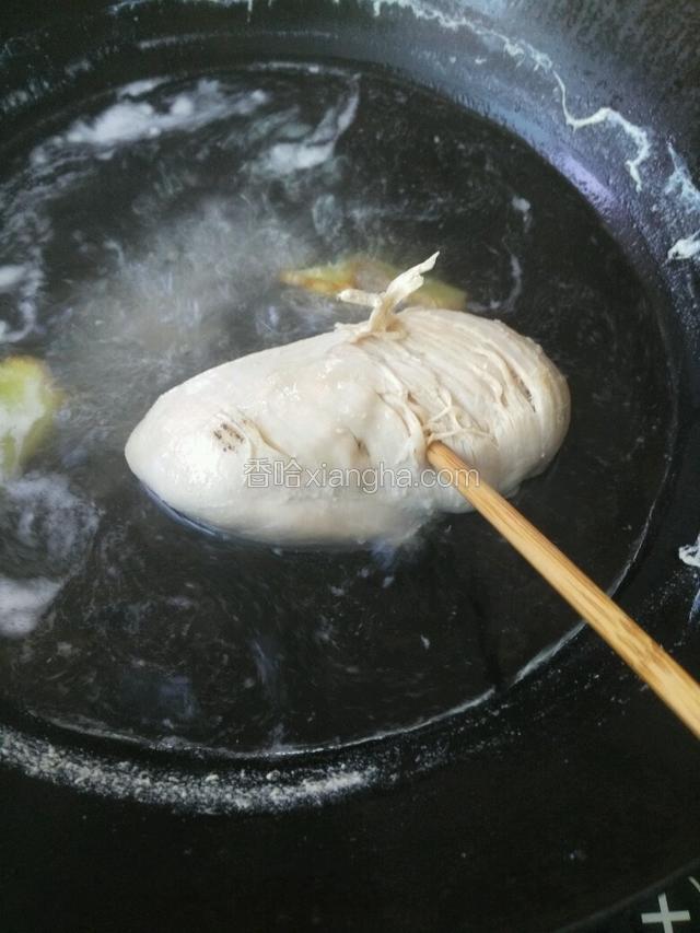鸡脯肉煮至筷子可以轻松穿透