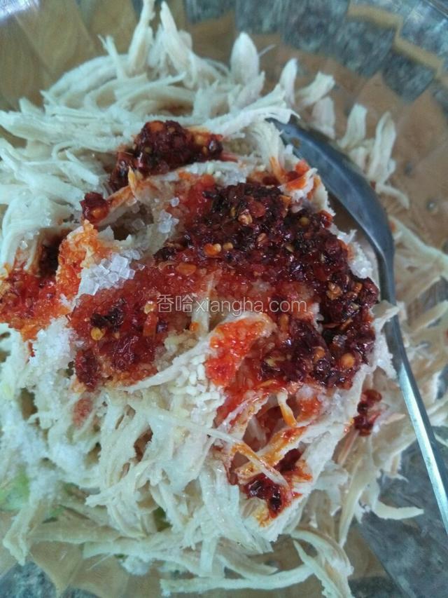 将所有辅料加入鸡丝中，搅拌均匀
