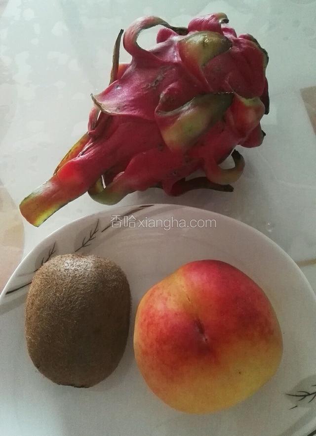 准备好所需的水果，喜欢什么水果就用什么水果即可，颜色鲜艳一点的话会漂亮一点