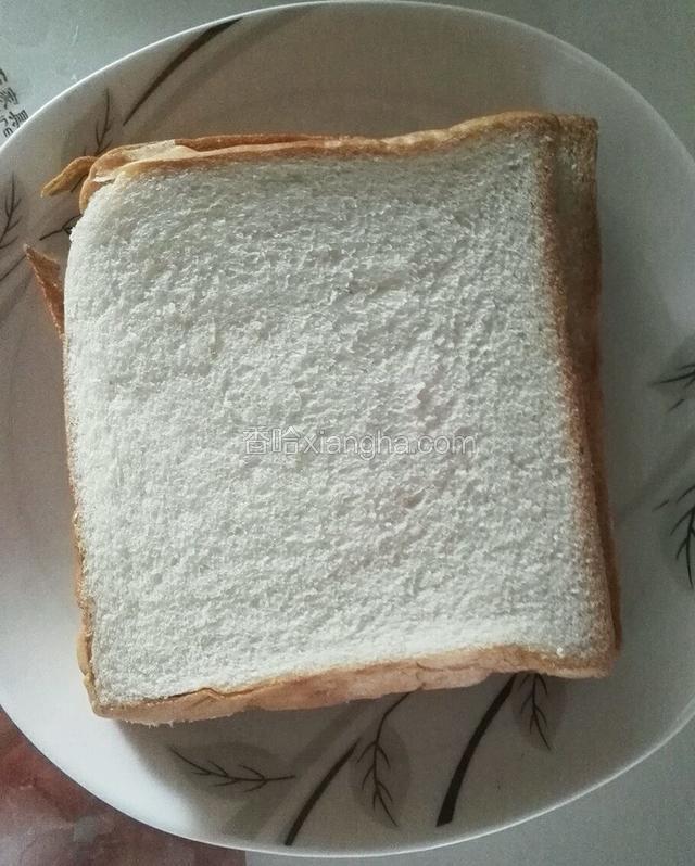土司面包四片准备好备用