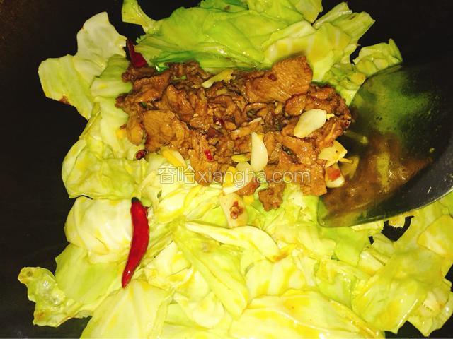 倒入盛起来的牛肉一起翻炒。