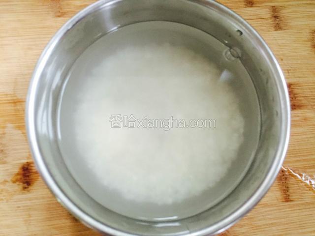 把大米加水浸泡半个小时。