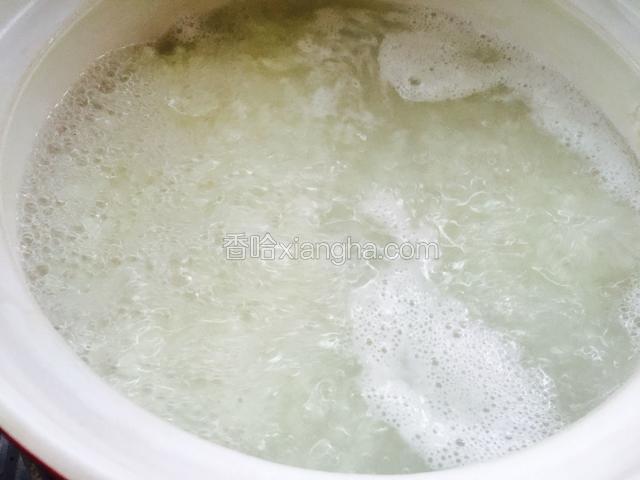 中小火煮，可以一直不盖锅盖，否则容易溢锅。