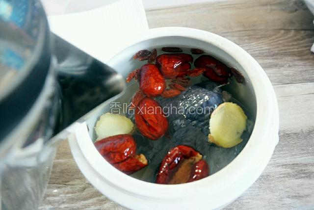 加入凉开水没过食材